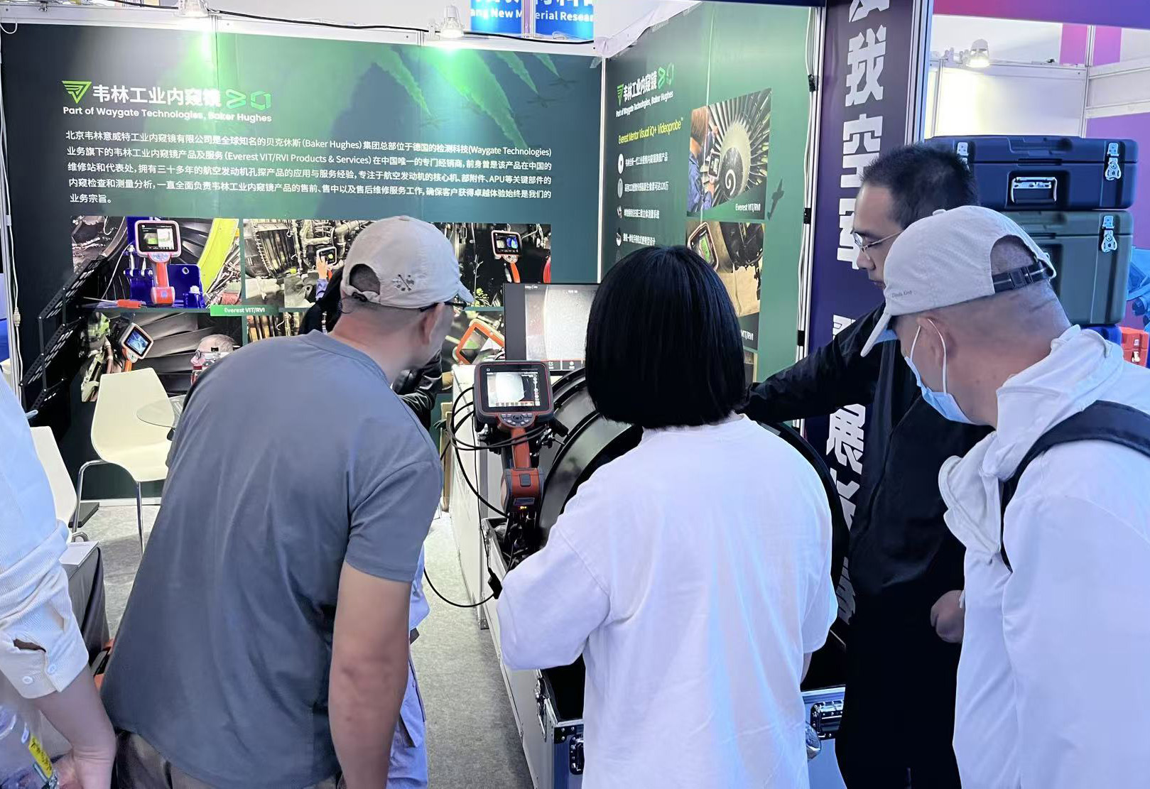 各界觀眾及嘉賓蒞臨韋林展位交流